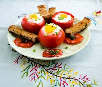 Яйца в помидорах 