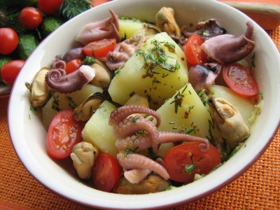 Теплый салат с картофелем и осьминогом