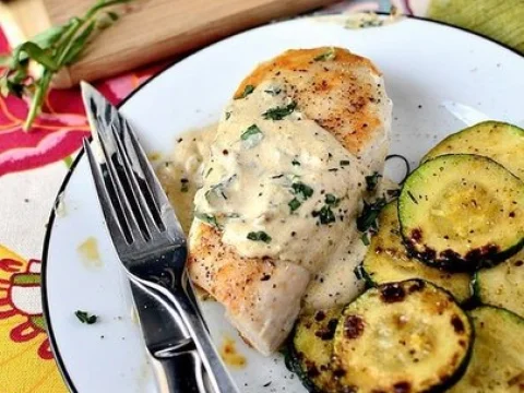 Creamy chicken breasts with herbs