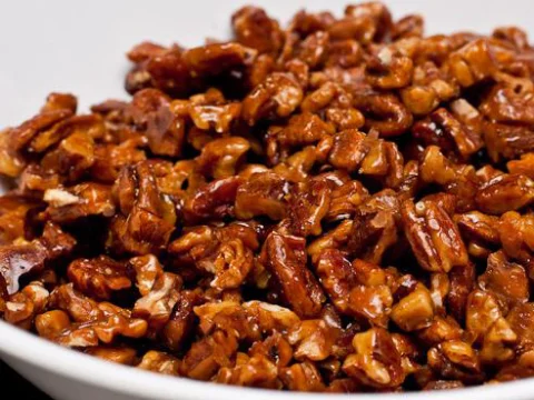 Walnut praline with honey