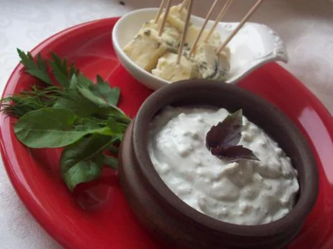 Blue cheese and yogurt sauce