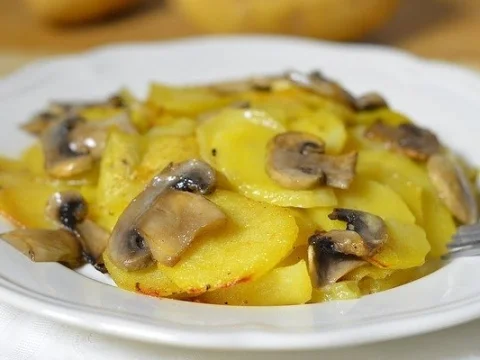Potatoes with mushrooms in cream