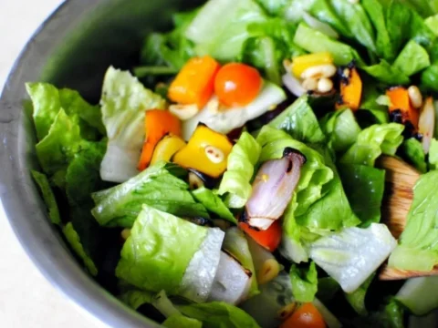 Garden salad with peanuts