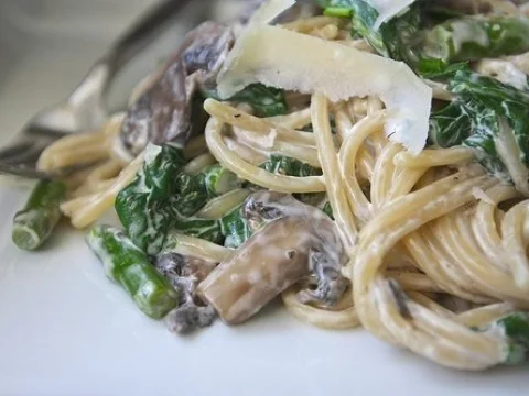 Pasta with mushrooms, asparagus and spinach