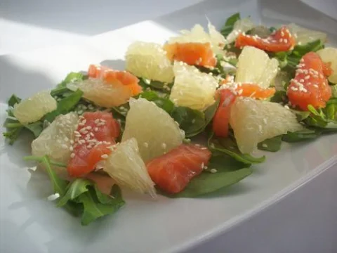 Salad with pomelo and smoked salmon