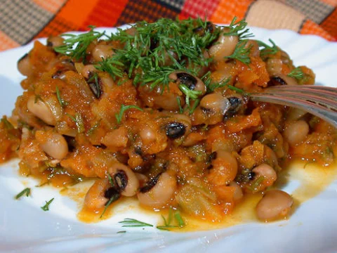 Beans with tomato sauce