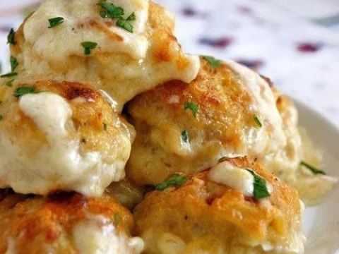 Chicken balls in cheese-cream sauce