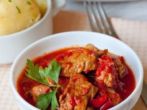 Pork stewed with bell peppers