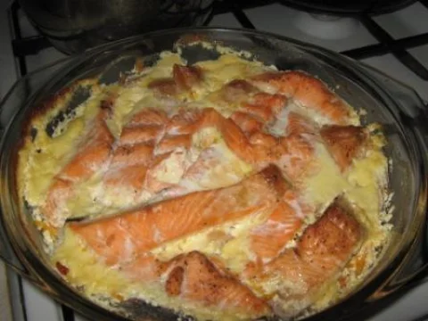Fish in cream on a vegetable "pillow"