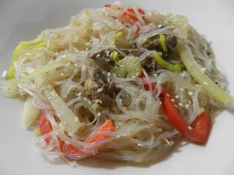 Glass noodles with vegetables and beef tenderloin