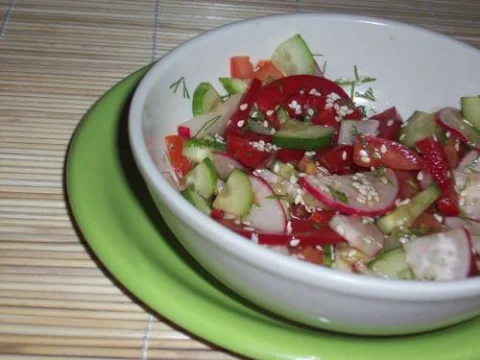 Vegetable salad with radish and sesame