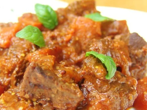 Beef goulash with apple and mustard
