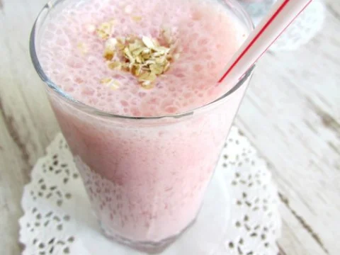 Kefir Smoothie with Oatmeal and Strawberries