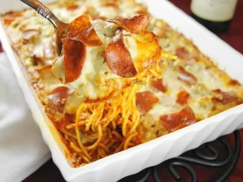 Baked spaghetti pizza