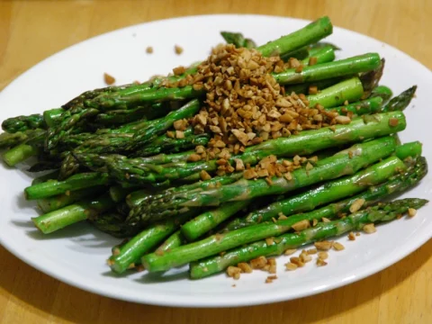 Asparagus with almonds