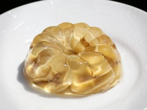 White wine jelly with bananas