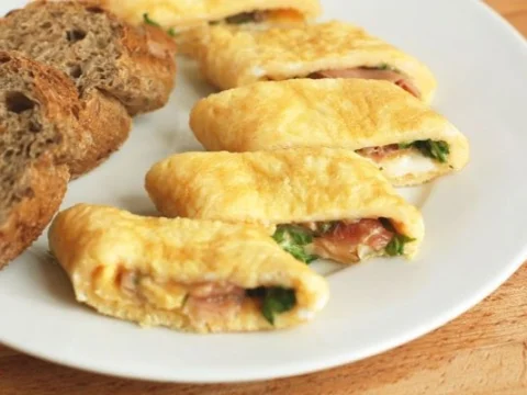 Omelette roll with ham and arugula