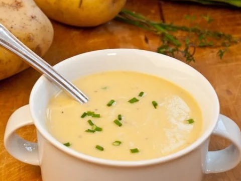 Creamy potato and leek soup