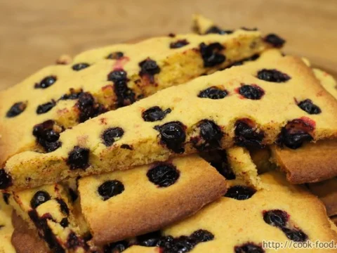 Honey pie with black currant