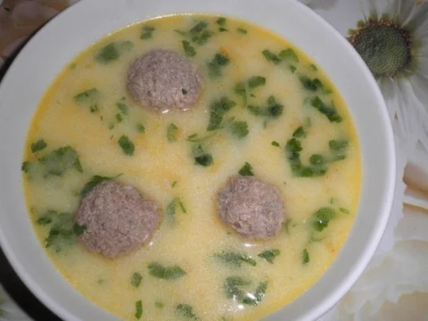 Cheese soup with meatballs