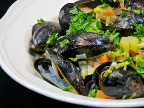 Mussels with vegetables in white wine