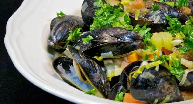 Foto de la receta Mejillones con verduras en vino blanco