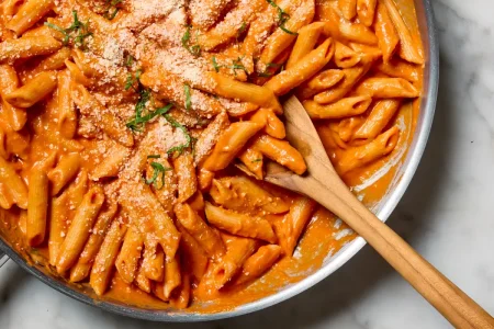 Oil in pasta water: does it help noodles not stick together?